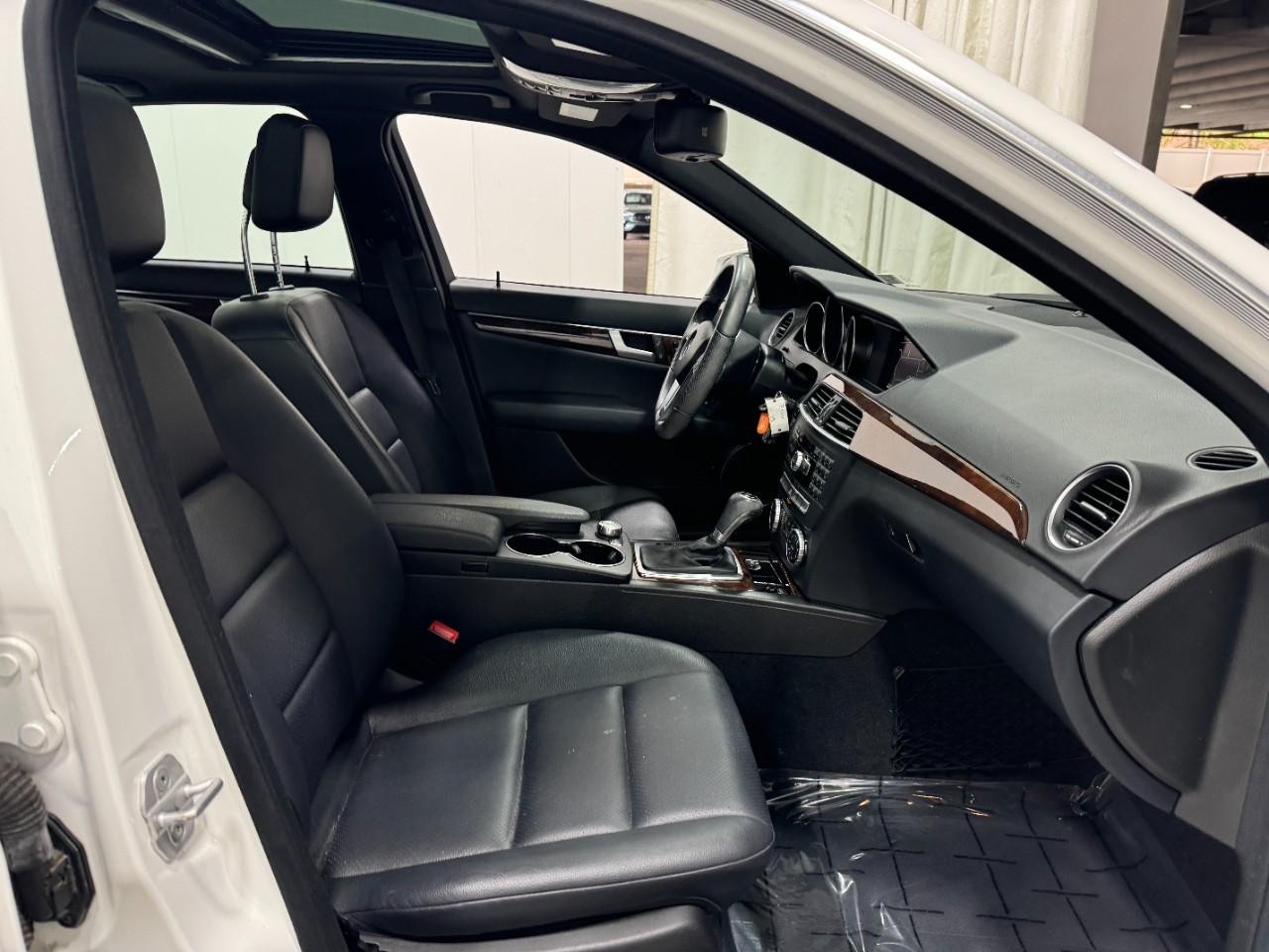 Mercedes-Benz C-Class Vehicle Full-screen Gallery Image 18