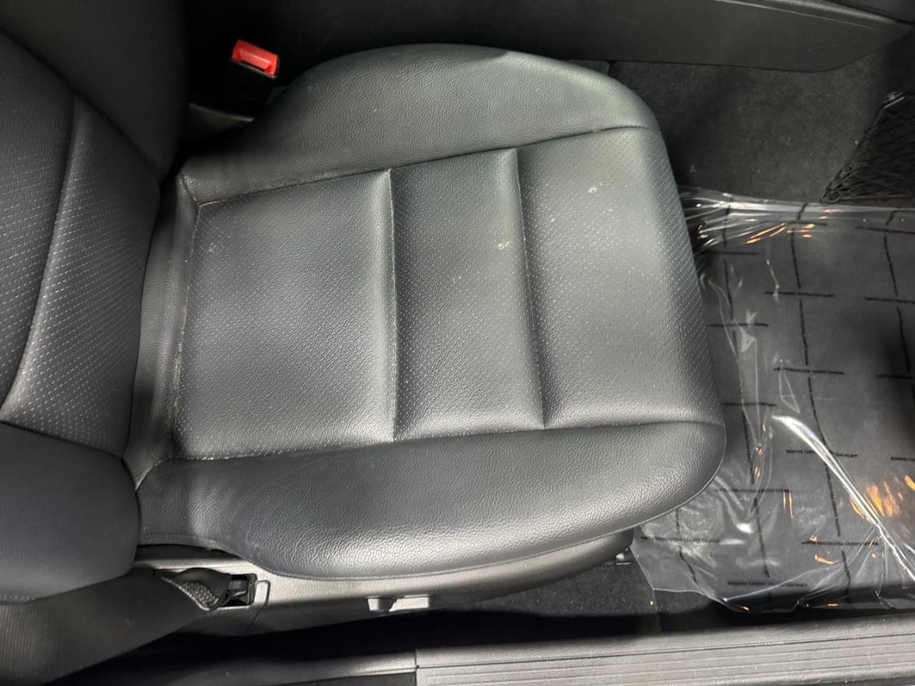 Mercedes-Benz C-Class Vehicle Full-screen Gallery Image 19