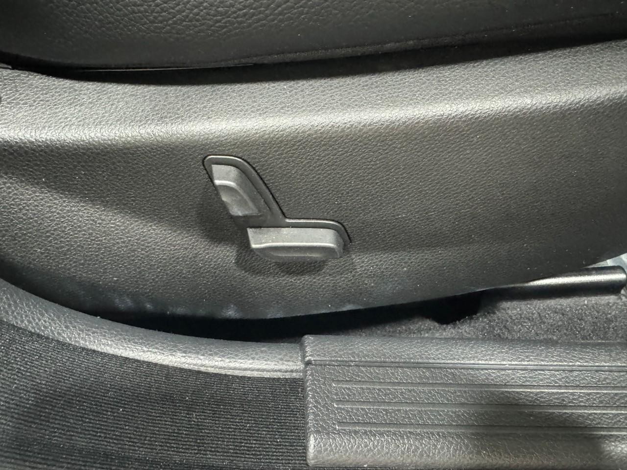 Mercedes-Benz C-Class Vehicle Full-screen Gallery Image 20