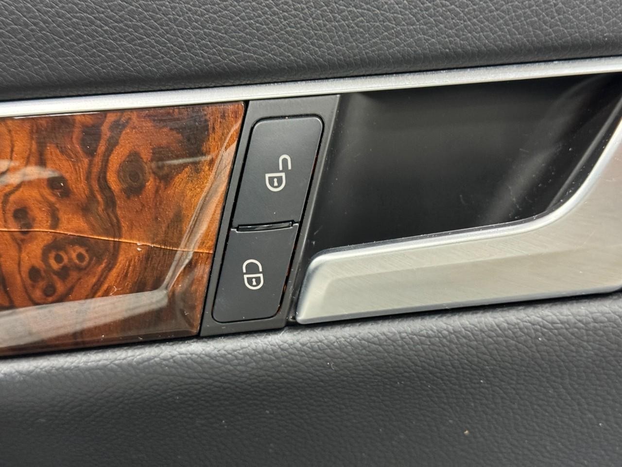 Mercedes-Benz C-Class Vehicle Full-screen Gallery Image 21