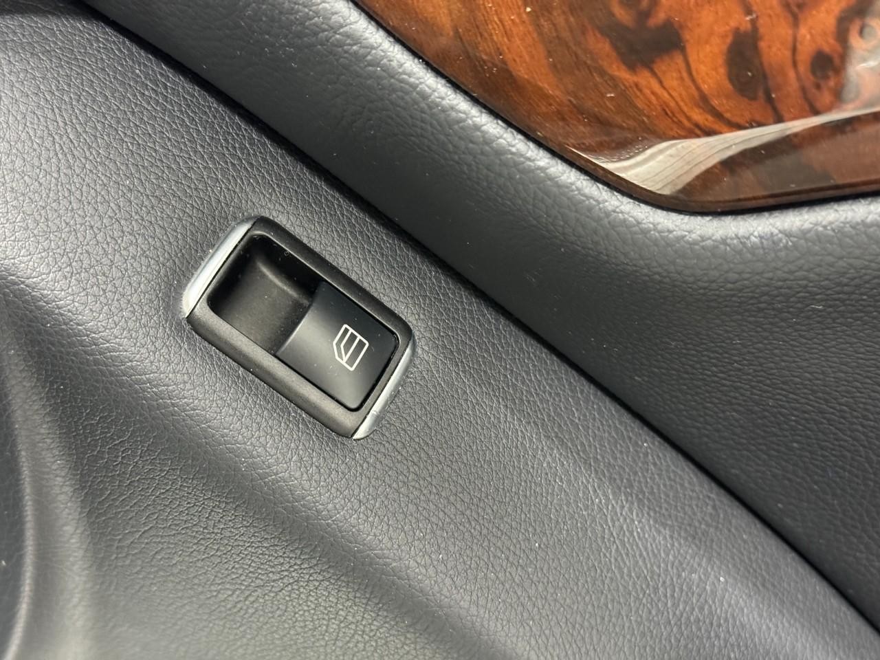 Mercedes-Benz C-Class Vehicle Full-screen Gallery Image 22