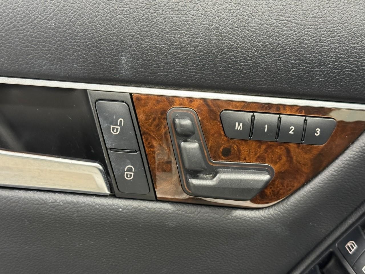 Mercedes-Benz C-Class Vehicle Full-screen Gallery Image 23