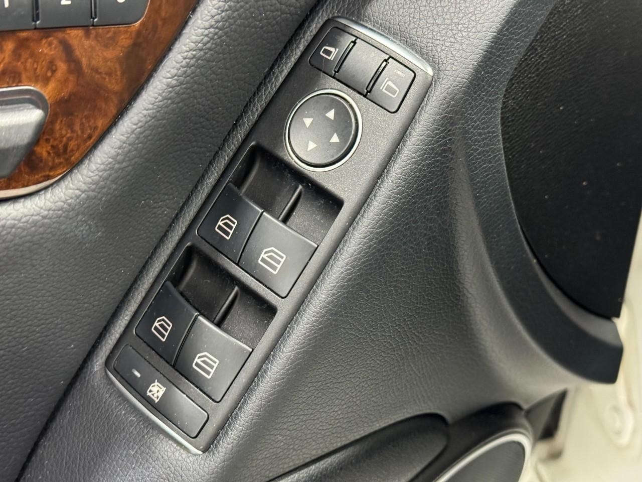 Mercedes-Benz C-Class Vehicle Full-screen Gallery Image 24