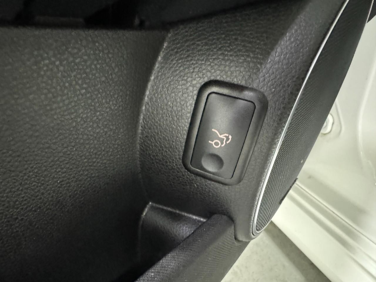 Mercedes-Benz C-Class Vehicle Full-screen Gallery Image 25