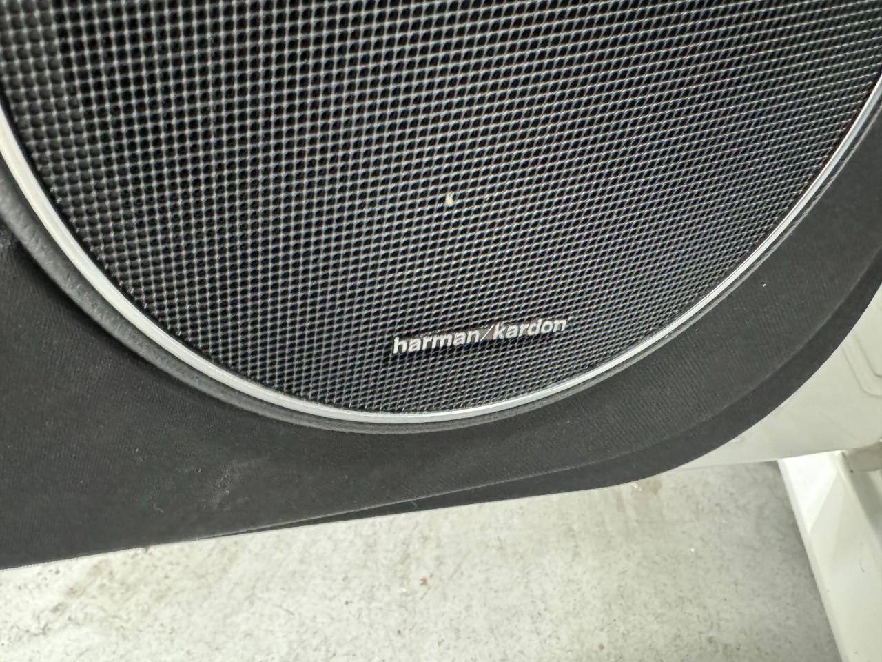 Mercedes-Benz C-Class Vehicle Full-screen Gallery Image 26