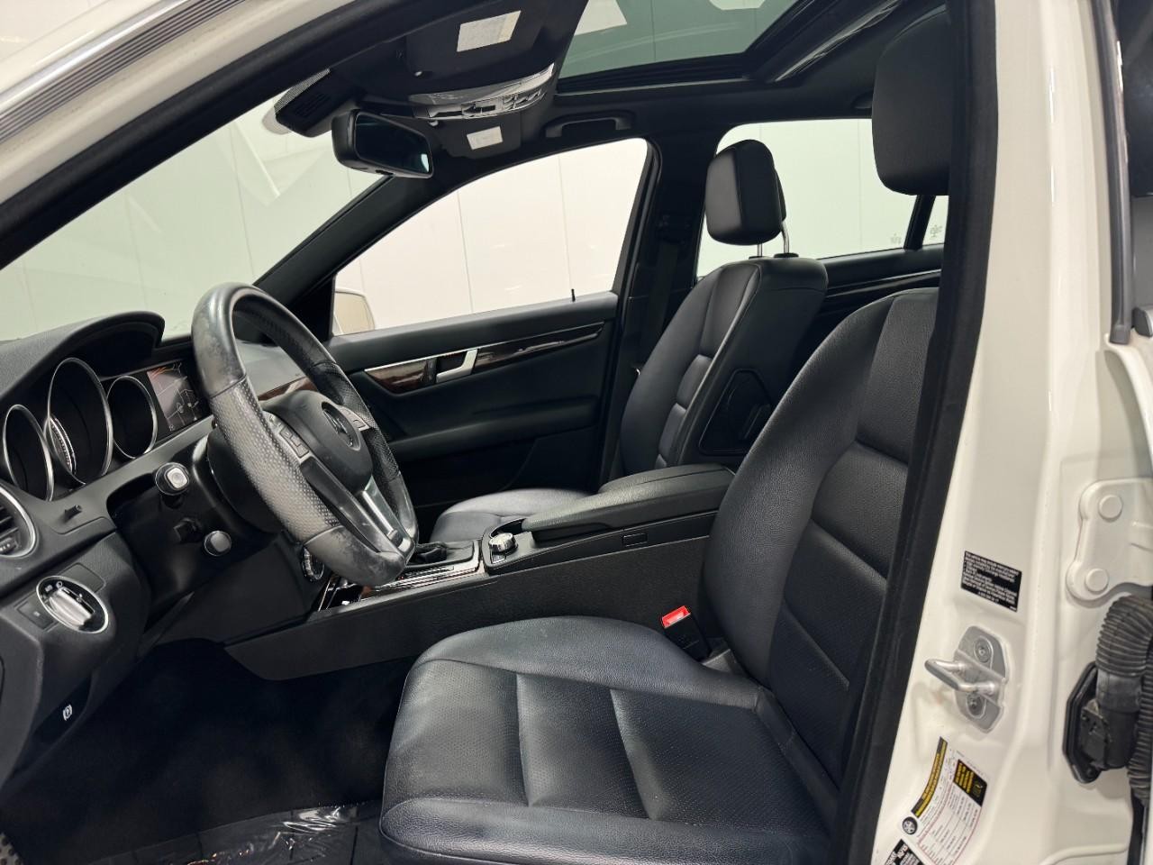 Mercedes-Benz C-Class Vehicle Full-screen Gallery Image 27