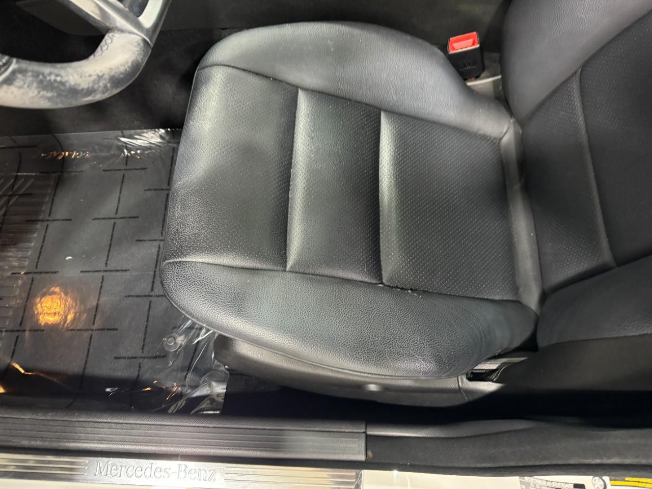 Mercedes-Benz C-Class Vehicle Full-screen Gallery Image 28