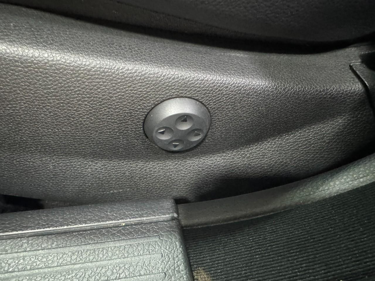 Mercedes-Benz C-Class Vehicle Full-screen Gallery Image 29