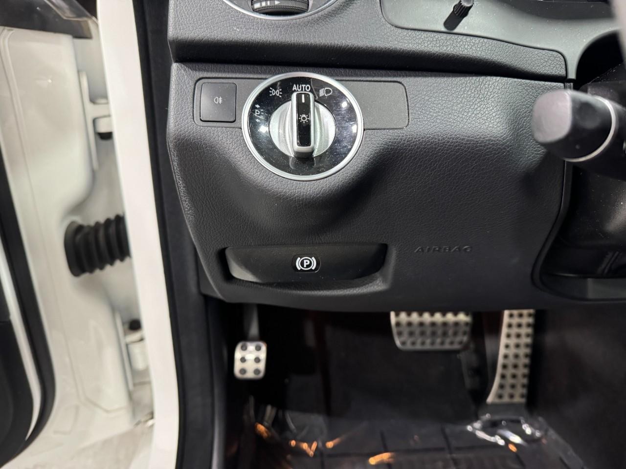 Mercedes-Benz C-Class Vehicle Full-screen Gallery Image 30