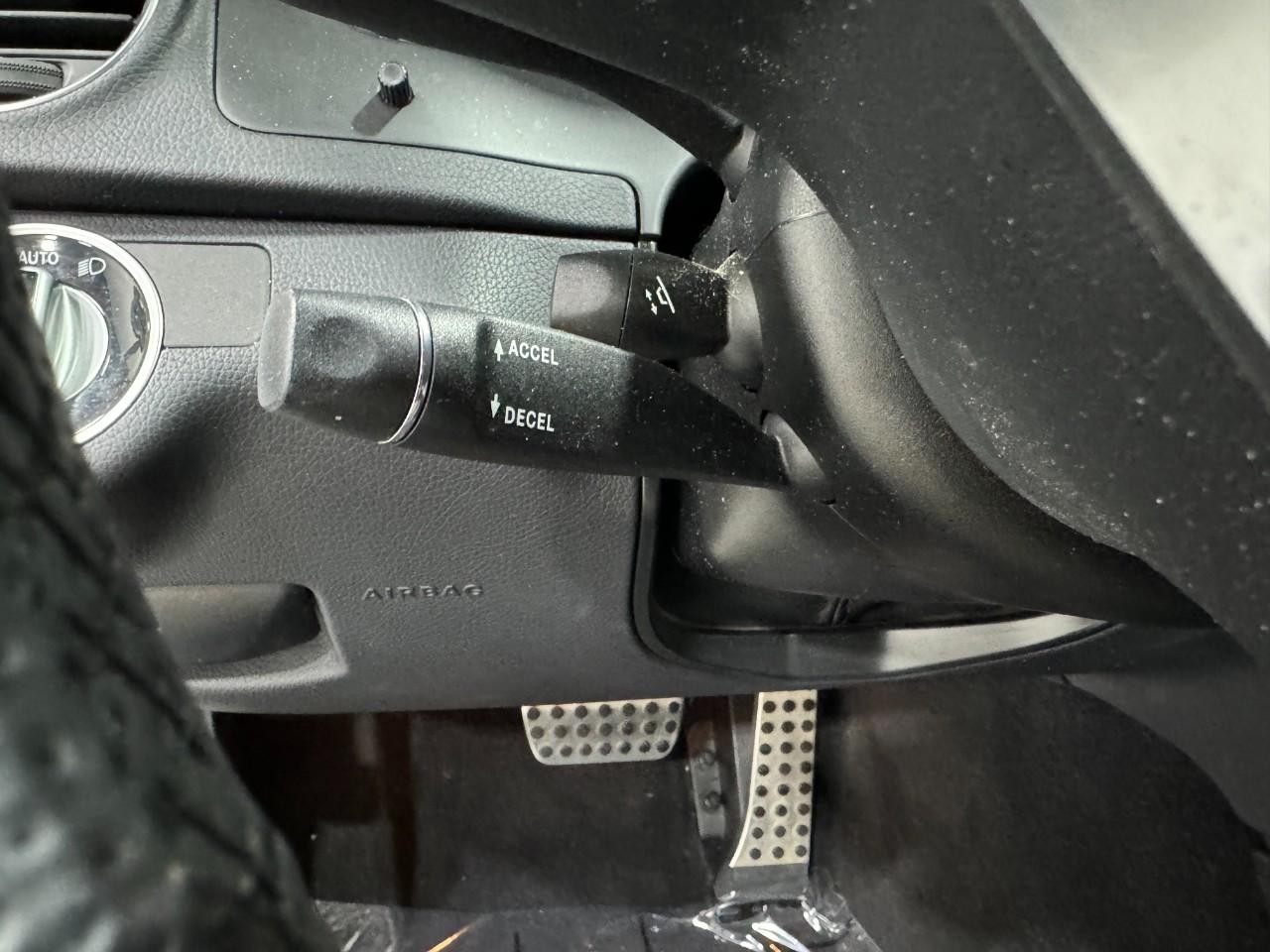 Mercedes-Benz C-Class Vehicle Full-screen Gallery Image 31