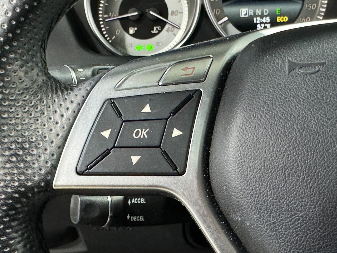 Mercedes-Benz C-Class Vehicle Full-screen Gallery Image 32