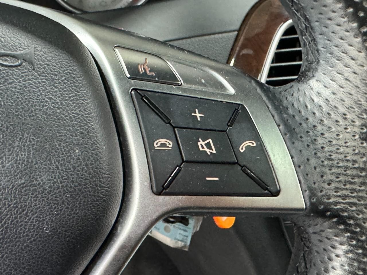 Mercedes-Benz C-Class Vehicle Full-screen Gallery Image 33