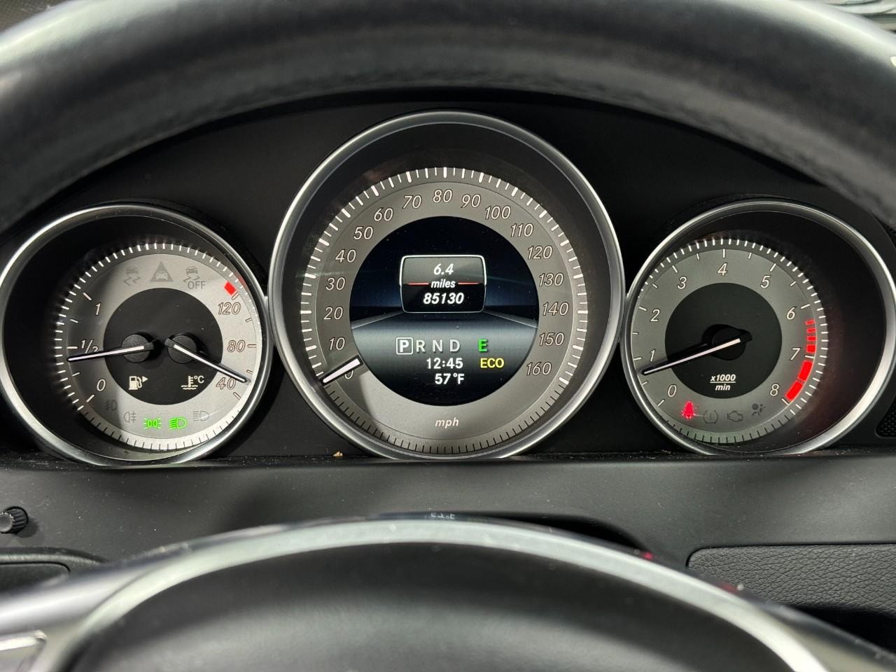 Mercedes-Benz C-Class Vehicle Full-screen Gallery Image 34