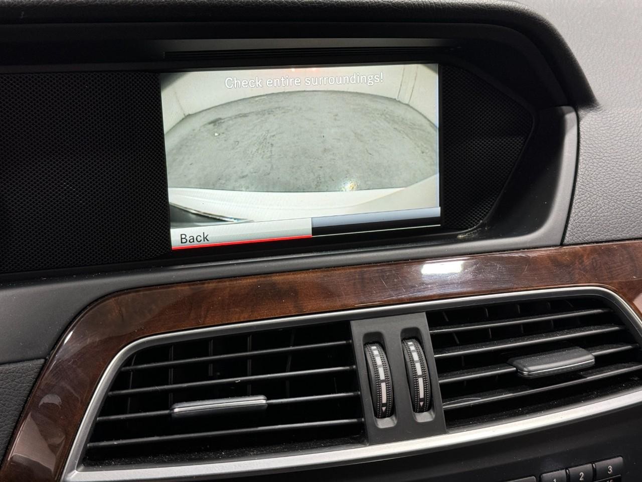 Mercedes-Benz C-Class Vehicle Full-screen Gallery Image 35