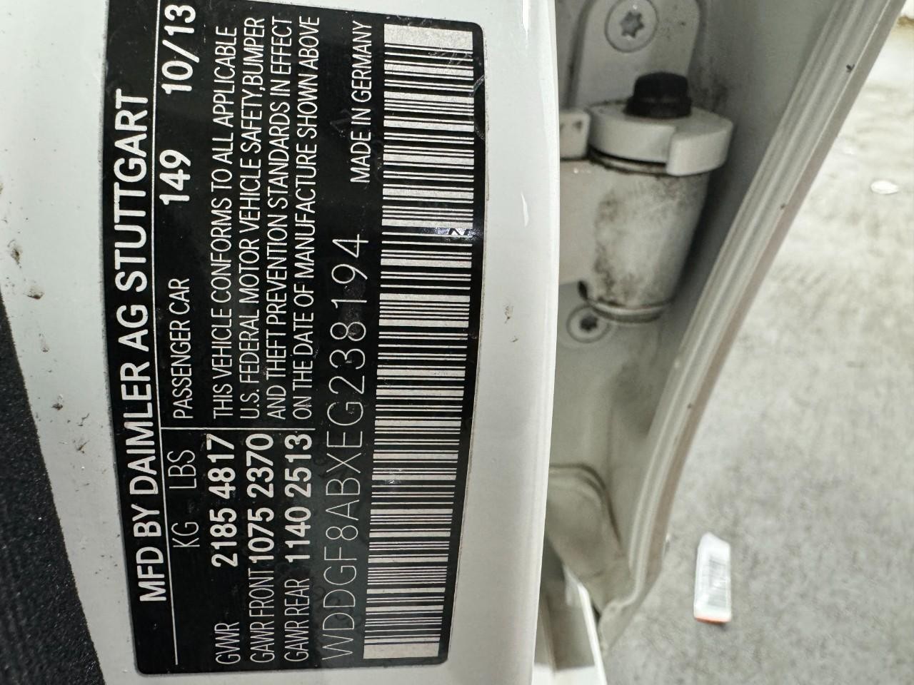 Mercedes-Benz C-Class Vehicle Full-screen Gallery Image 36