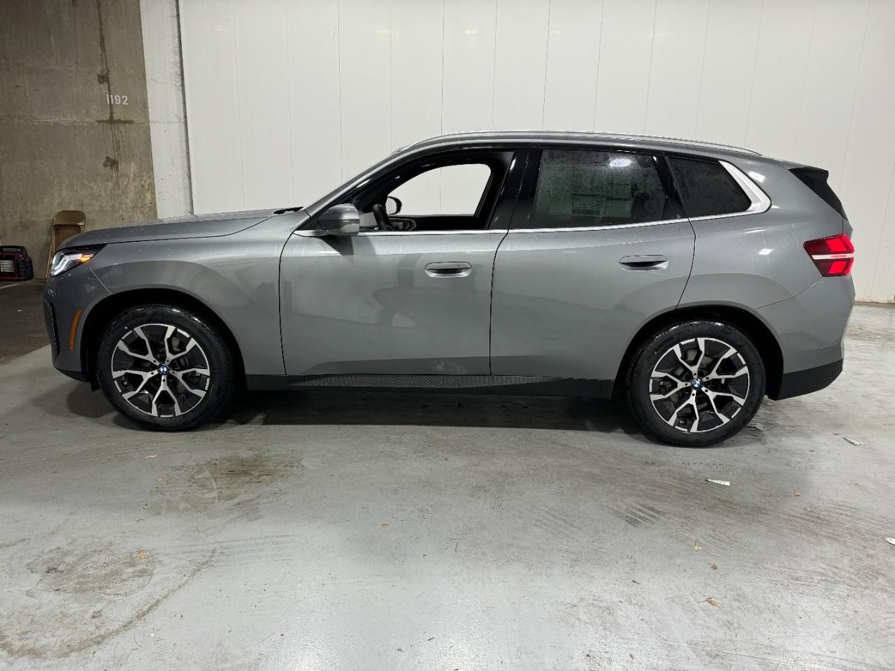 BMW X3 Vehicle Full-screen Gallery Image 2