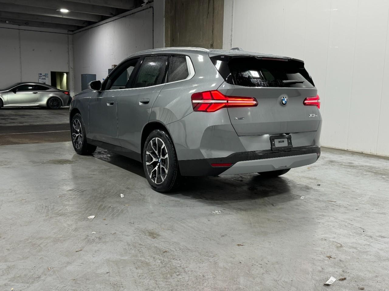 BMW X3 Vehicle Full-screen Gallery Image 3