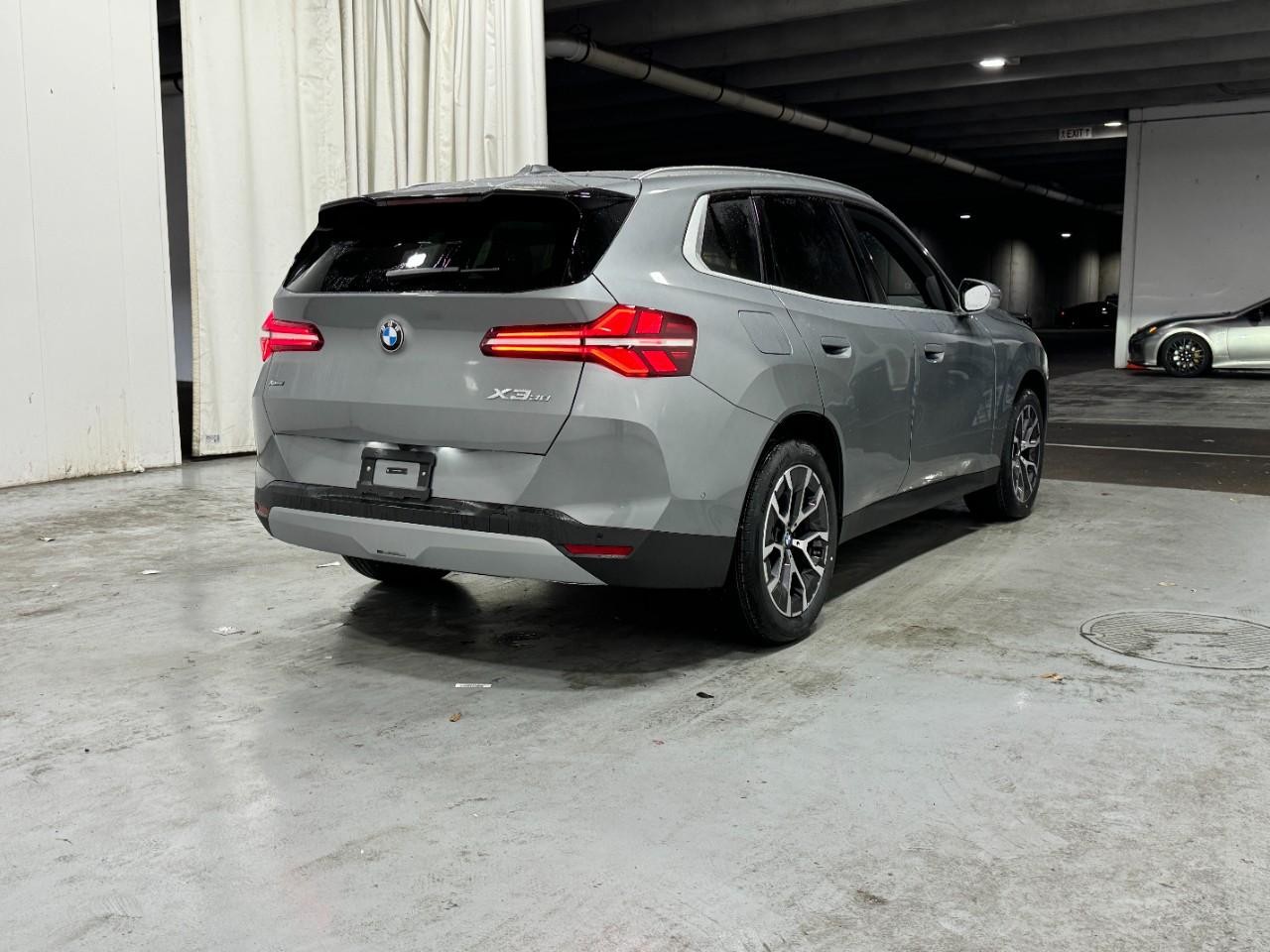 BMW X3 Vehicle Full-screen Gallery Image 4