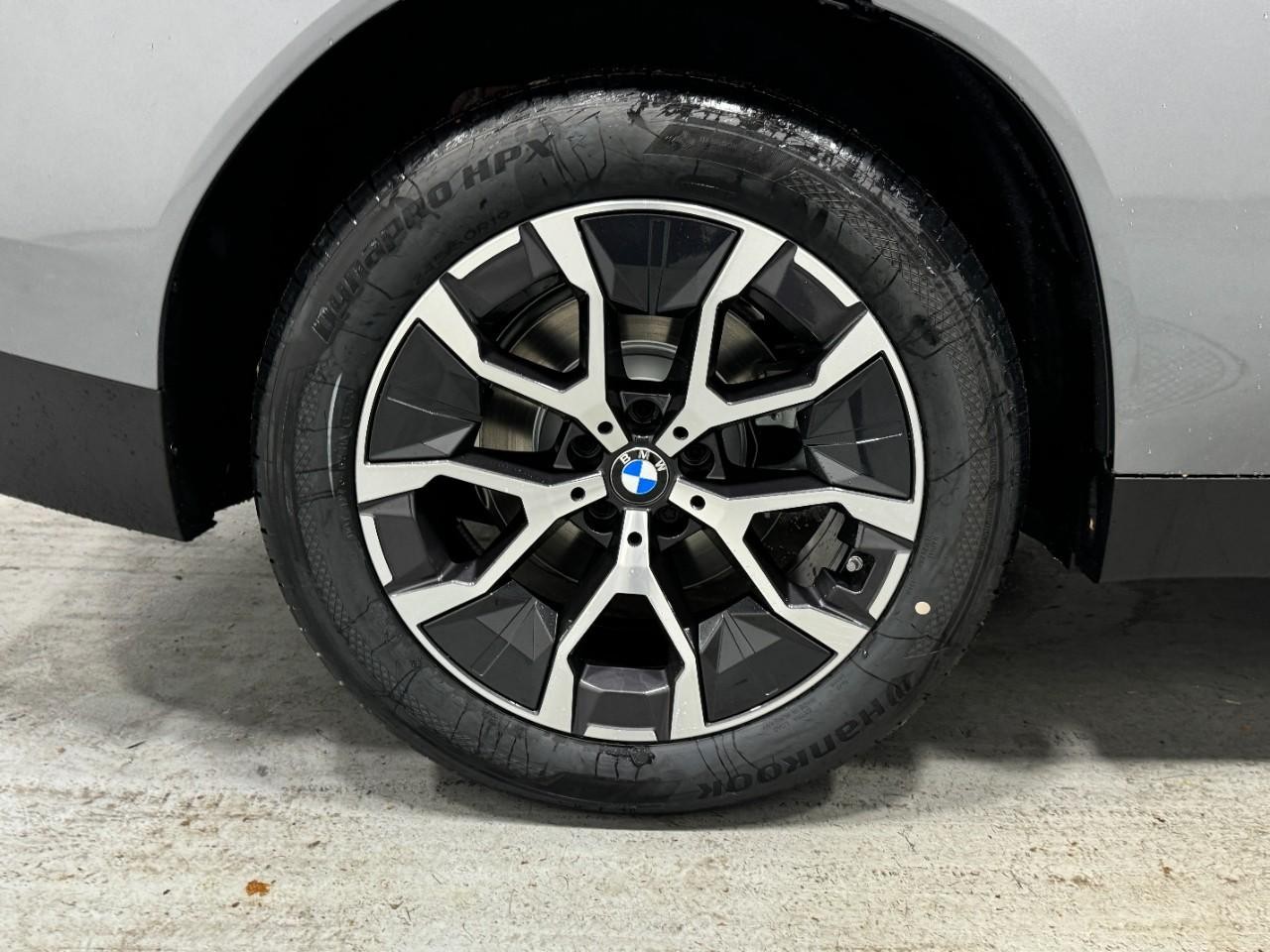 BMW X3 Vehicle Full-screen Gallery Image 5