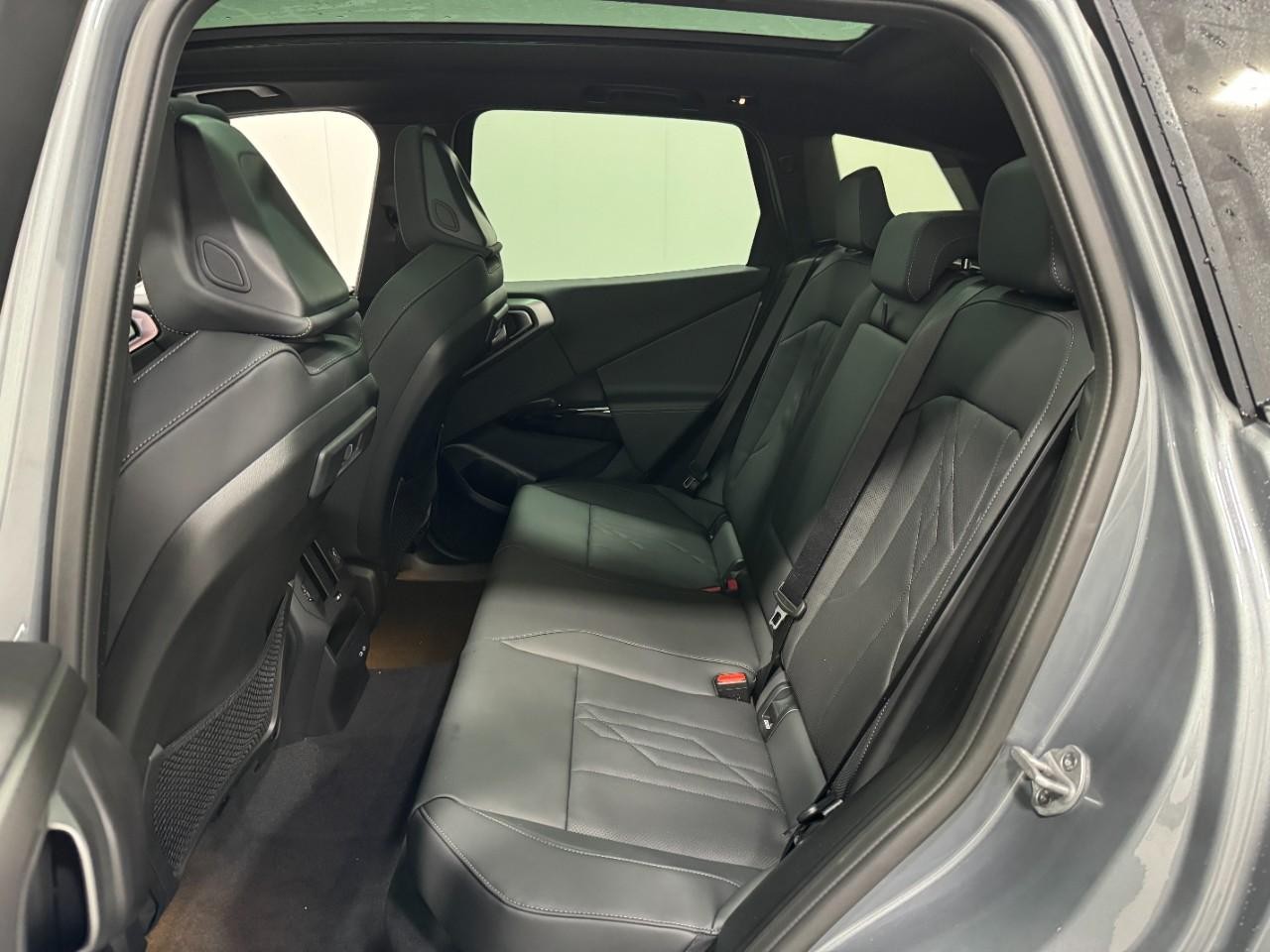 BMW X3 Vehicle Full-screen Gallery Image 8