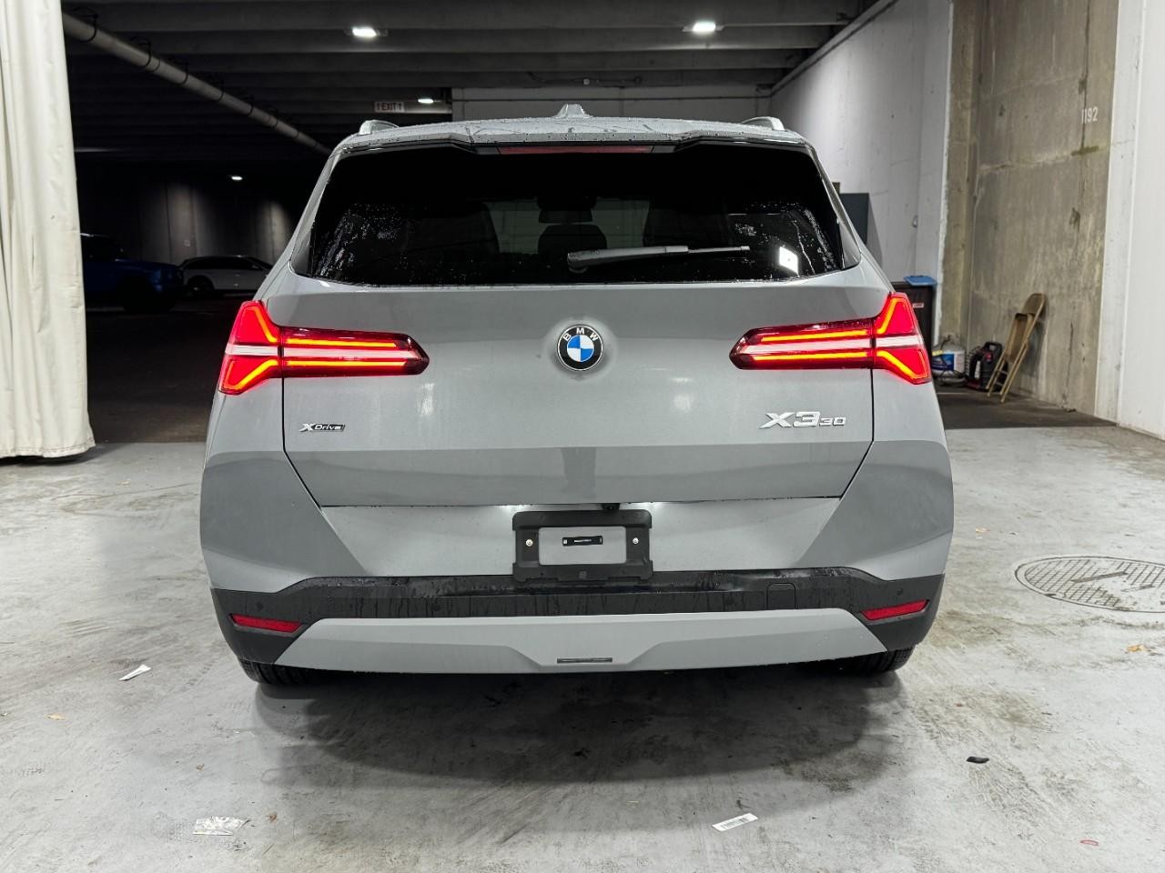 BMW X3 Vehicle Full-screen Gallery Image 9