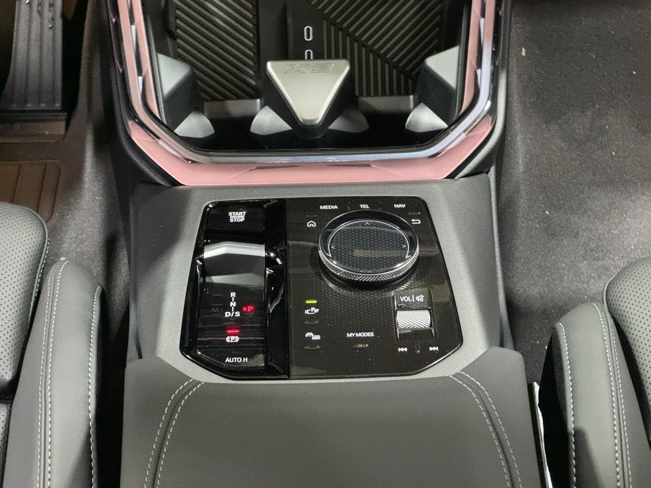 BMW X3 Vehicle Full-screen Gallery Image 15