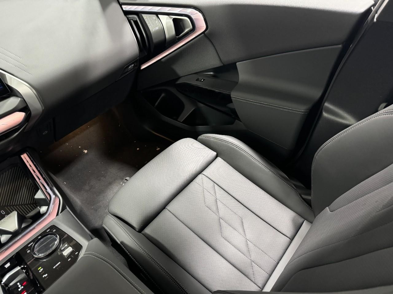 BMW X3 Vehicle Full-screen Gallery Image 16