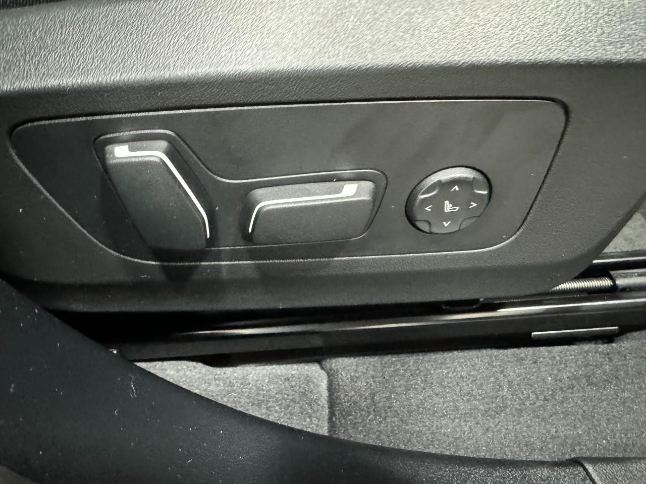 BMW X3 Vehicle Full-screen Gallery Image 19