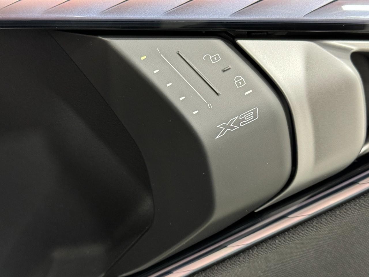 BMW X3 Vehicle Full-screen Gallery Image 20