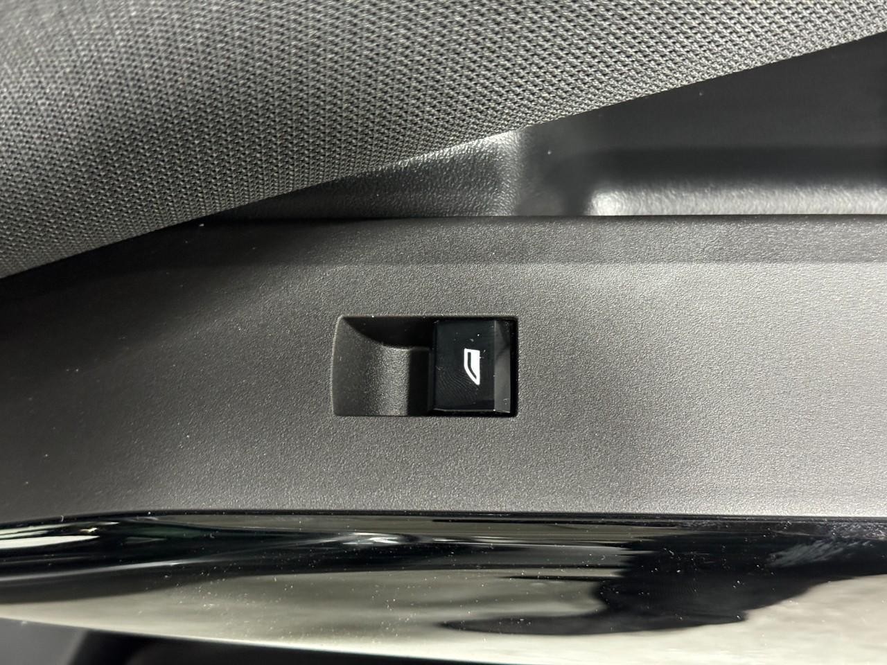 BMW X3 Vehicle Full-screen Gallery Image 21