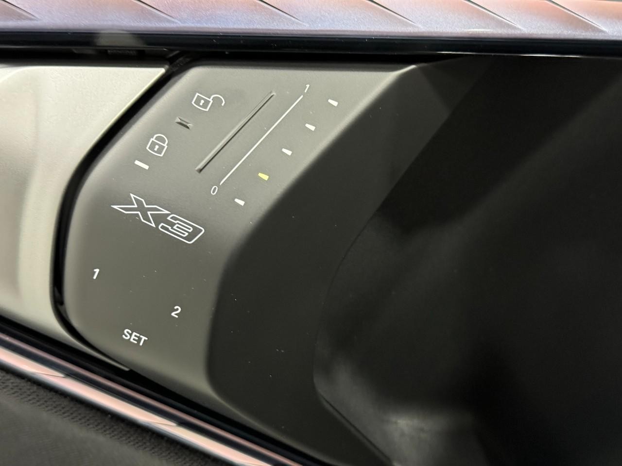 BMW X3 Vehicle Full-screen Gallery Image 22