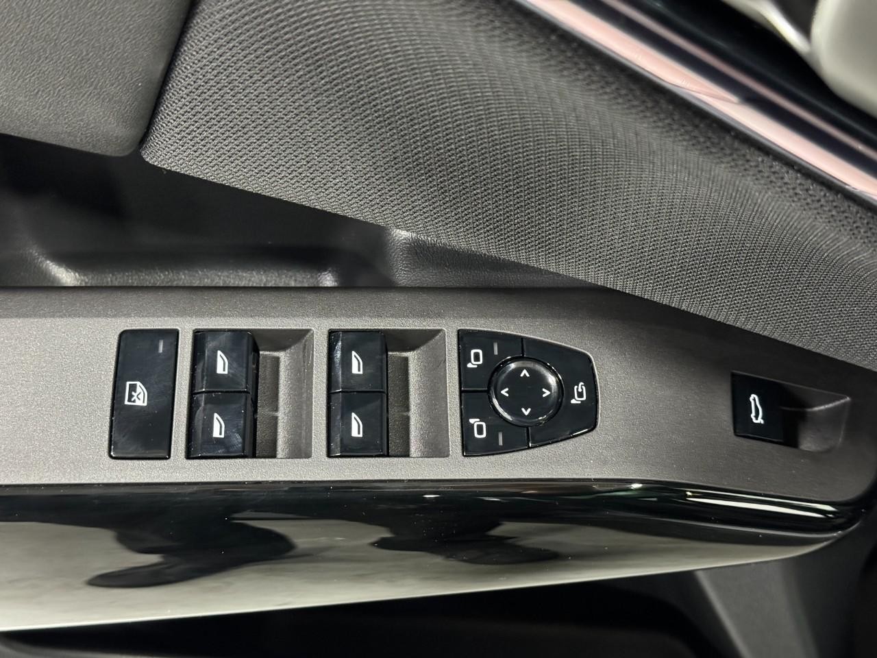 BMW X3 Vehicle Full-screen Gallery Image 23