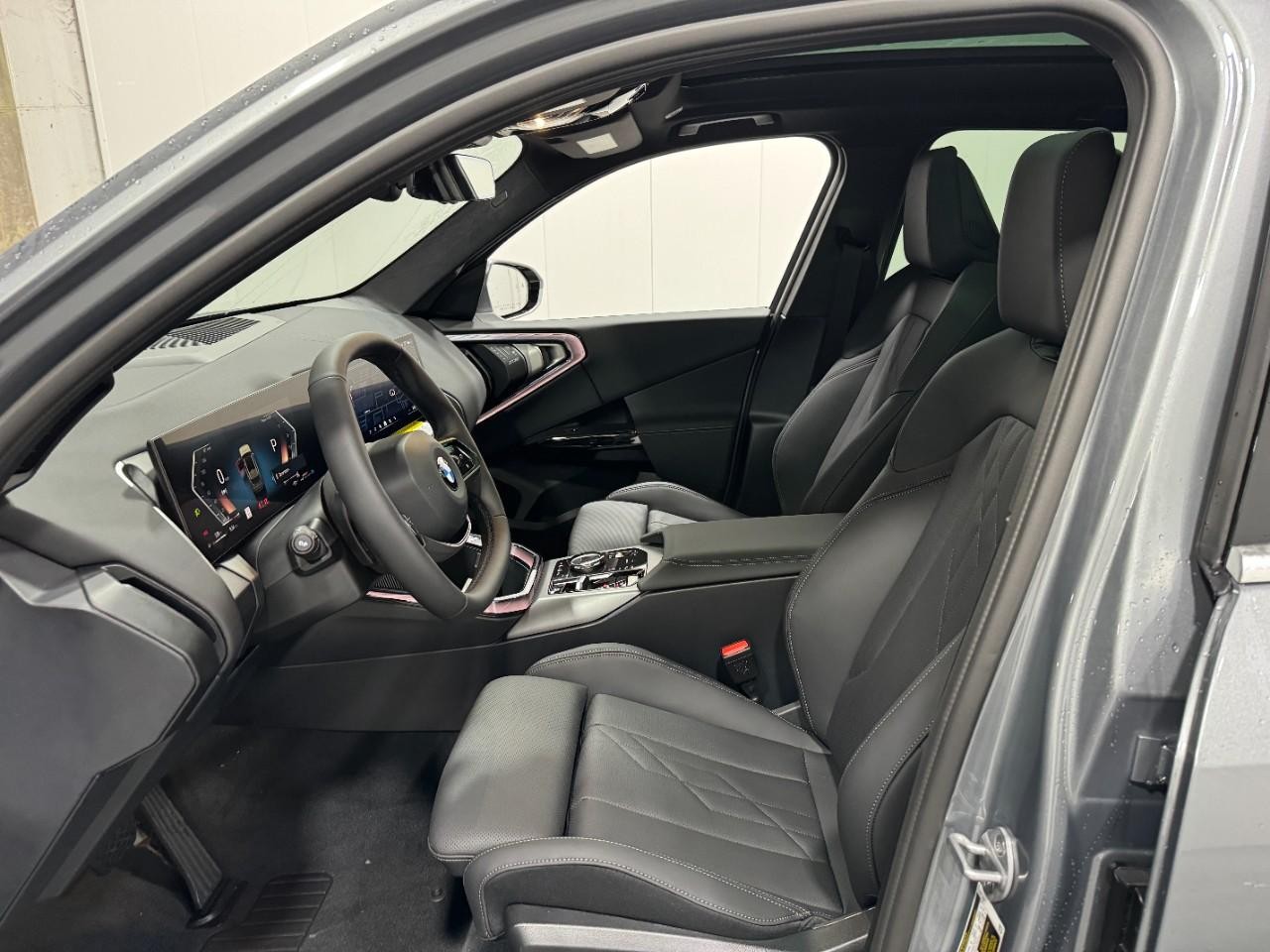 BMW X3 Vehicle Full-screen Gallery Image 24