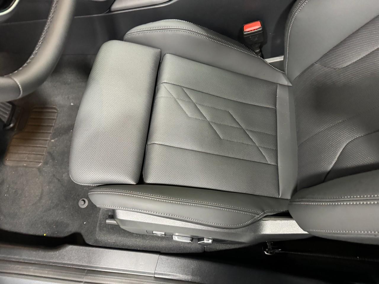 BMW X3 Vehicle Full-screen Gallery Image 25