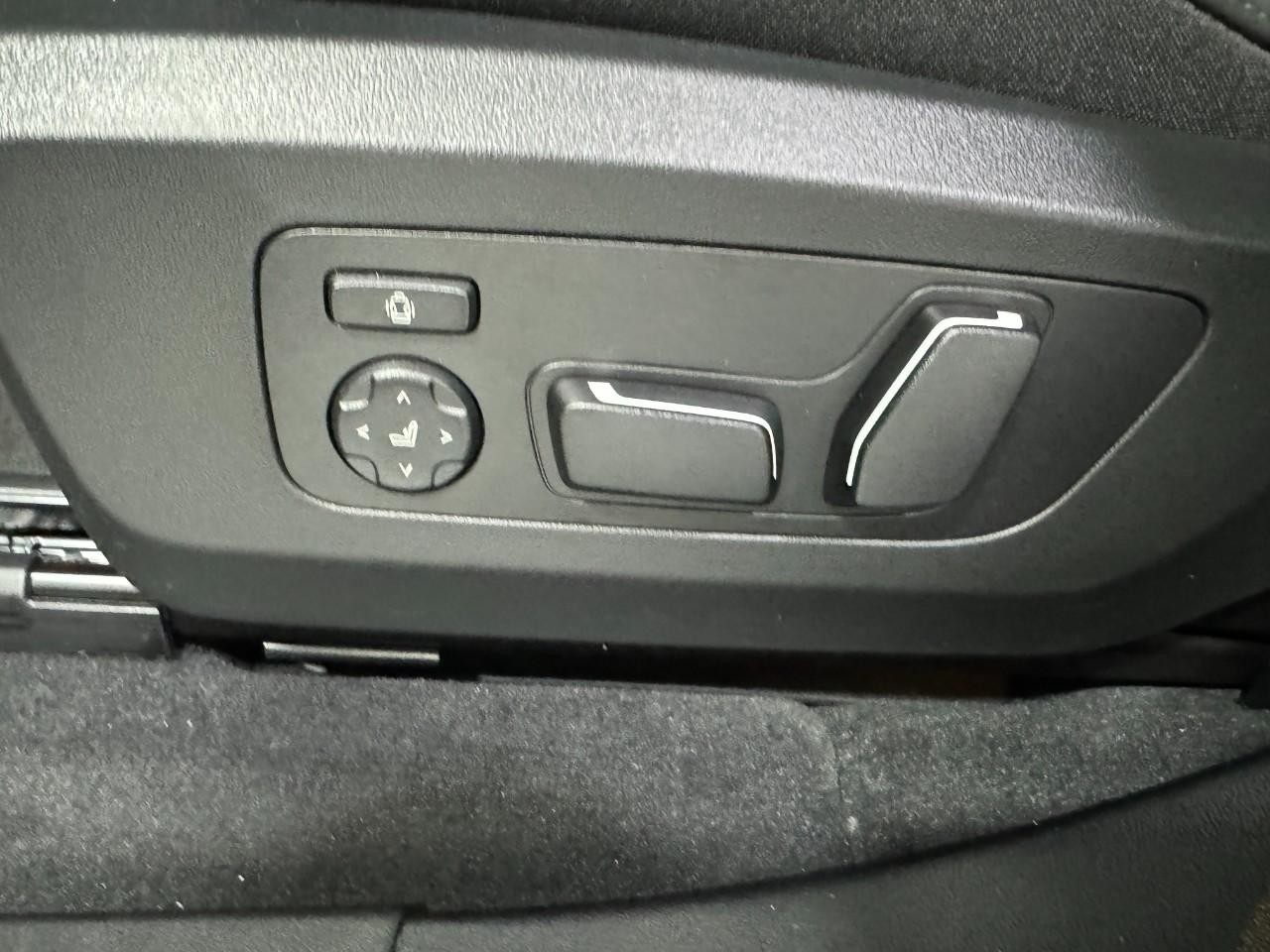 BMW X3 Vehicle Full-screen Gallery Image 26