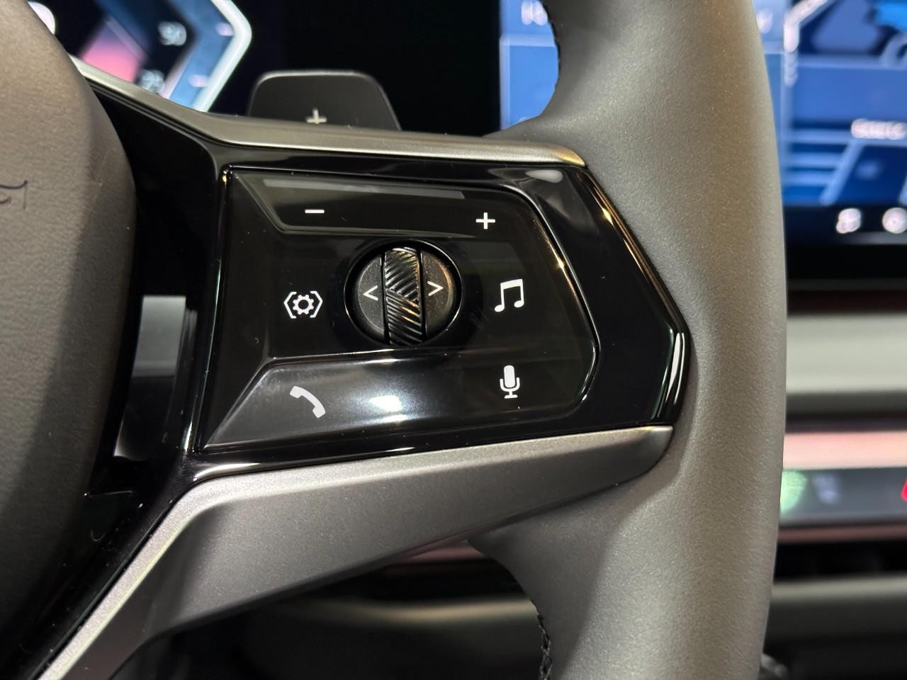 BMW X3 Vehicle Full-screen Gallery Image 28