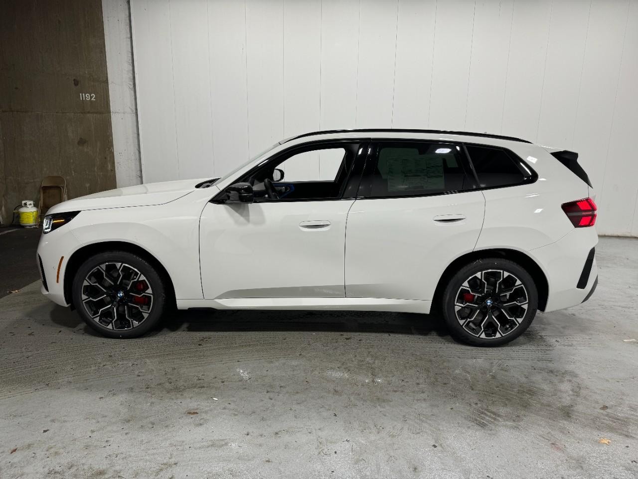 BMW X3 Vehicle Full-screen Gallery Image 2