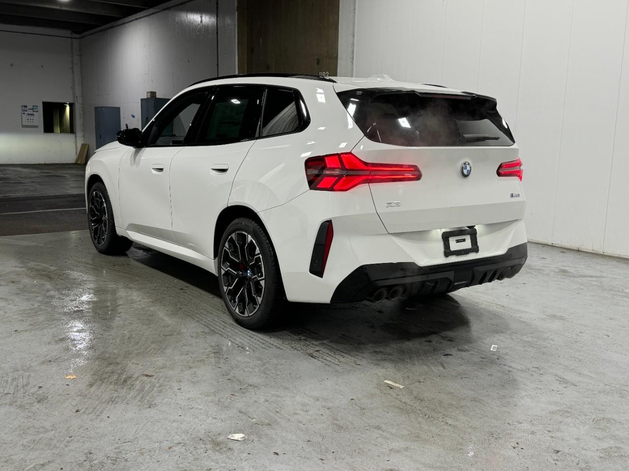 BMW X3 Vehicle Full-screen Gallery Image 3