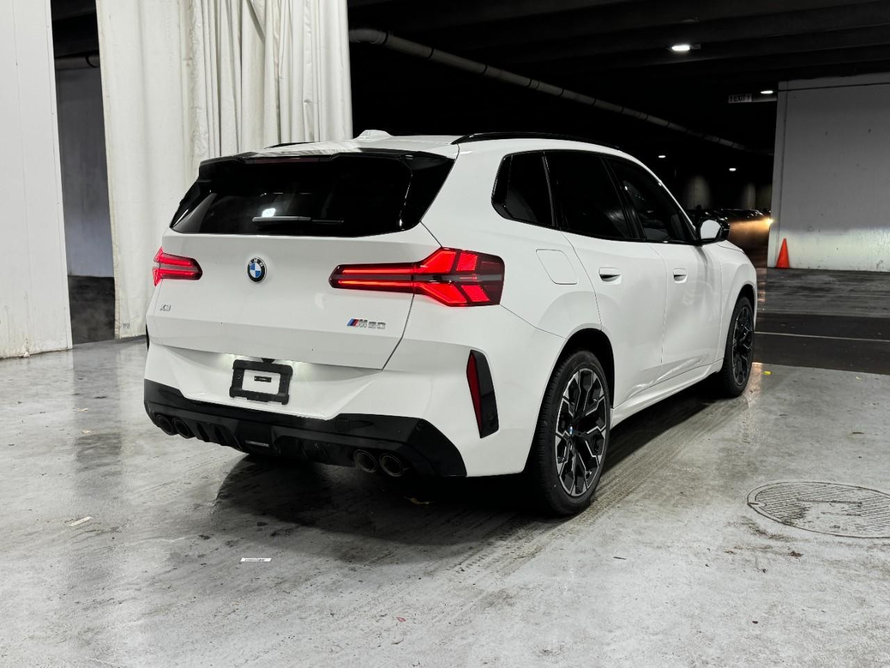 BMW X3 Vehicle Full-screen Gallery Image 4