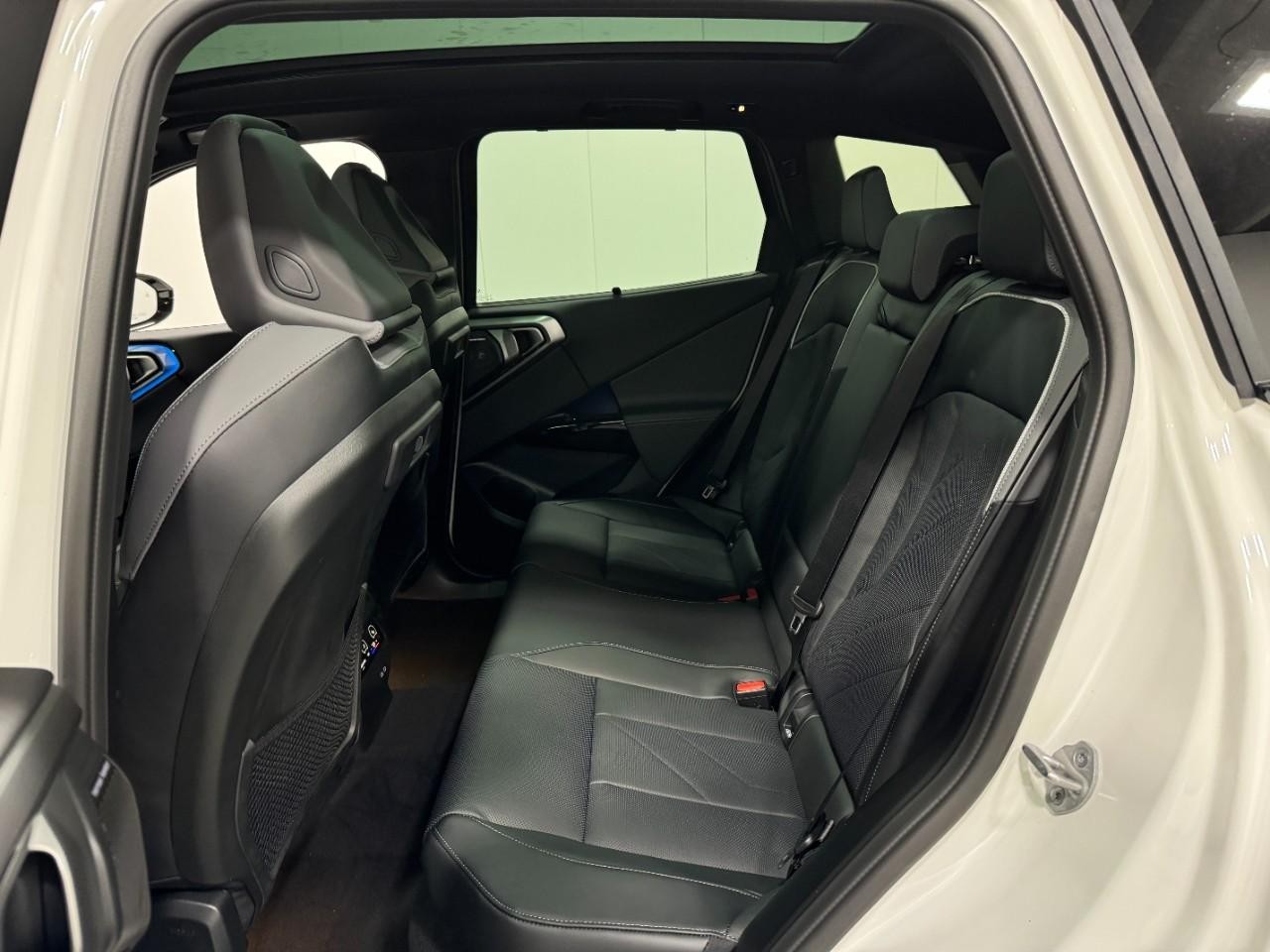 BMW X3 Vehicle Full-screen Gallery Image 8