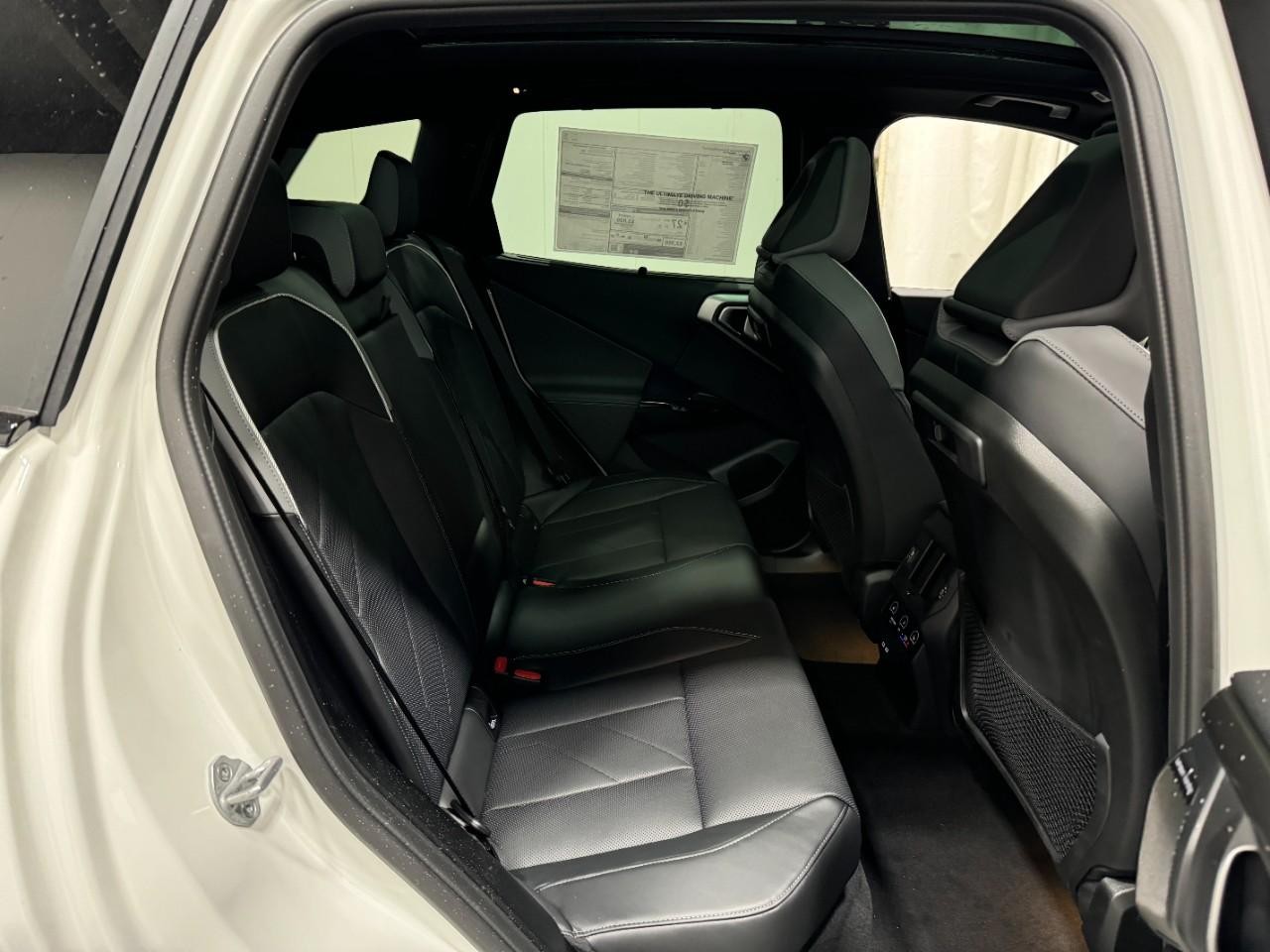 BMW X3 Vehicle Full-screen Gallery Image 10