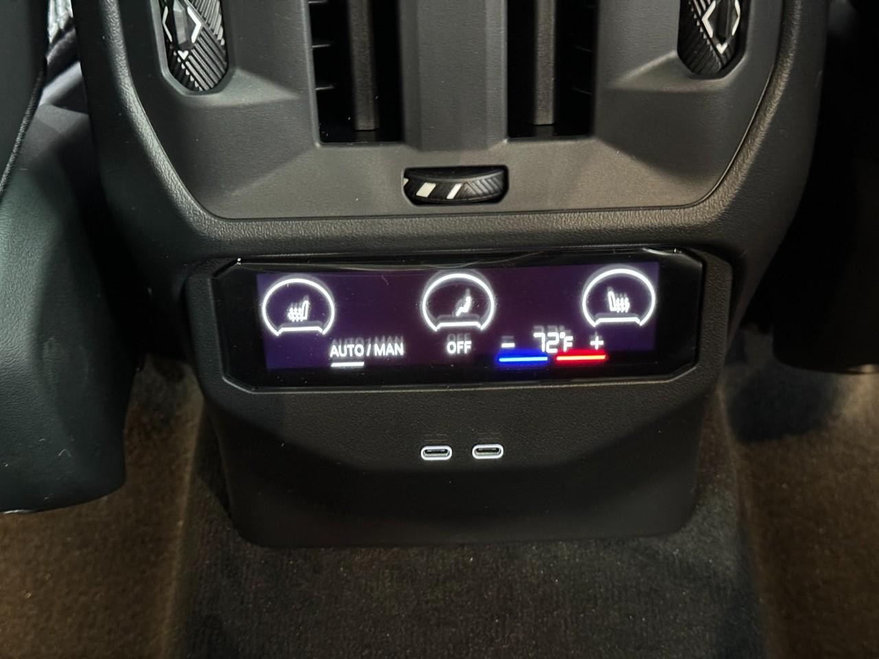 BMW X3 Vehicle Full-screen Gallery Image 11