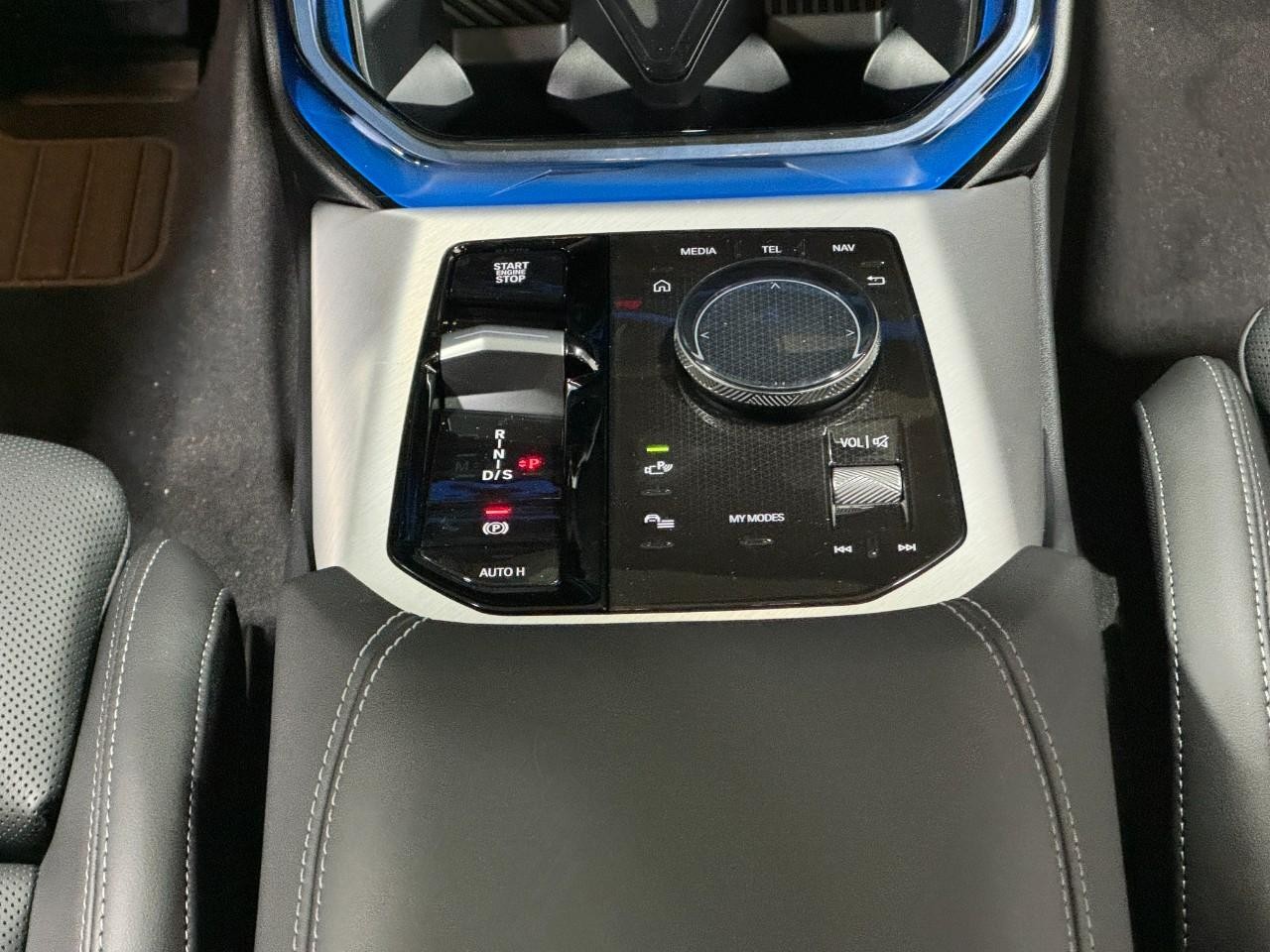 BMW X3 Vehicle Full-screen Gallery Image 16