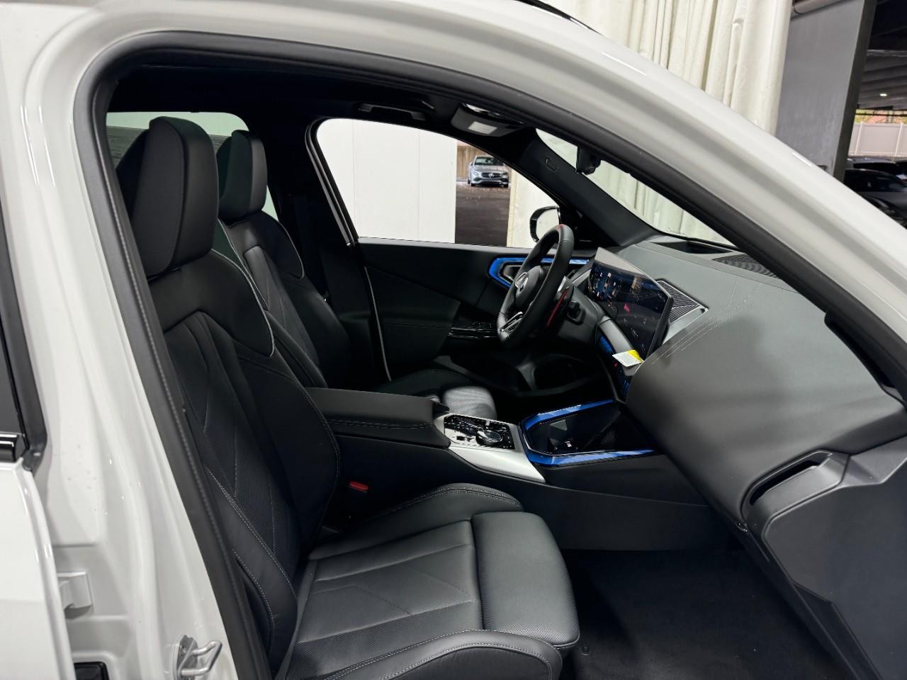 BMW X3 Vehicle Full-screen Gallery Image 18