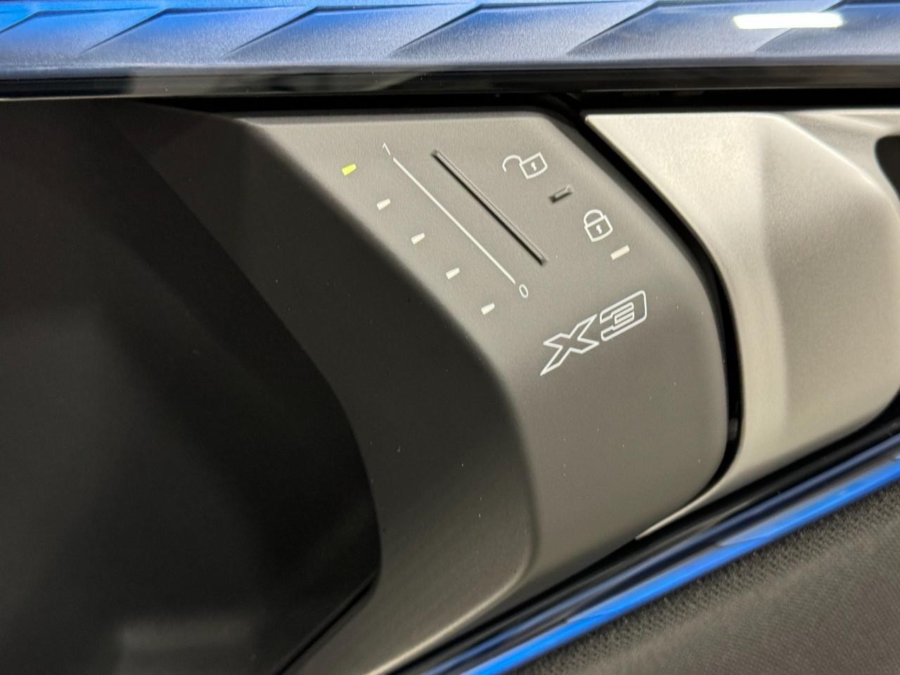 BMW X3 Vehicle Full-screen Gallery Image 21