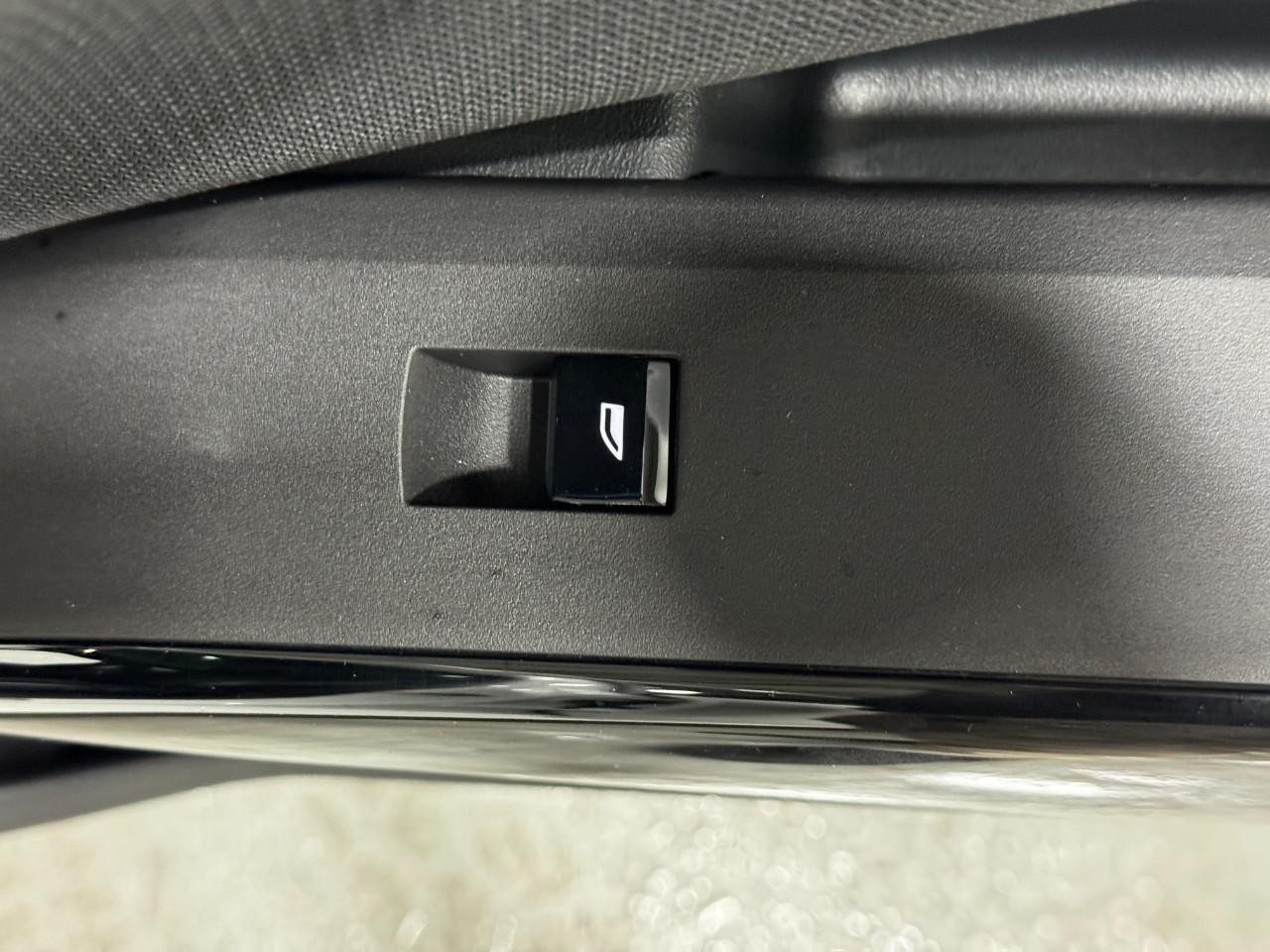 BMW X3 Vehicle Full-screen Gallery Image 22