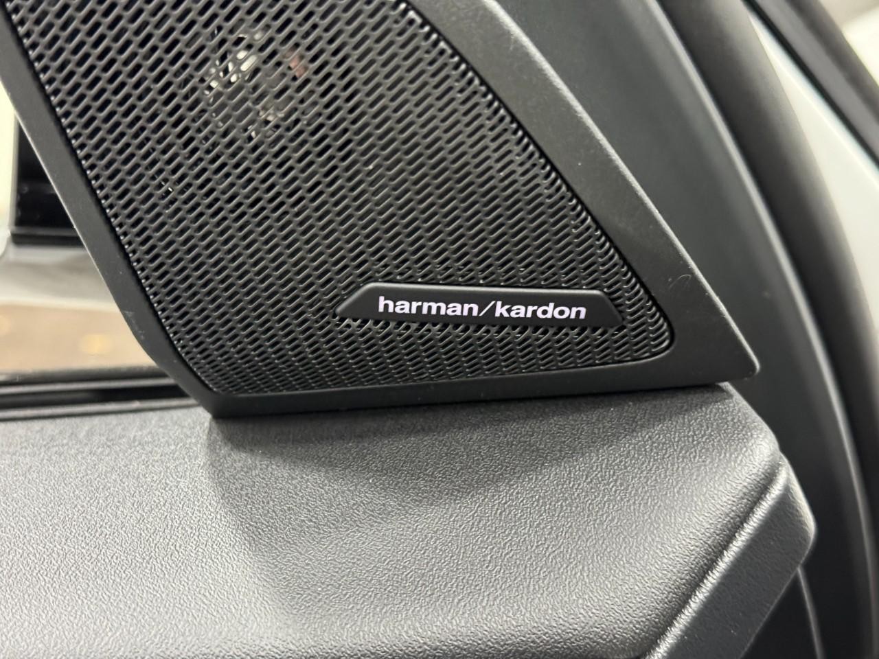 BMW X3 Vehicle Full-screen Gallery Image 23