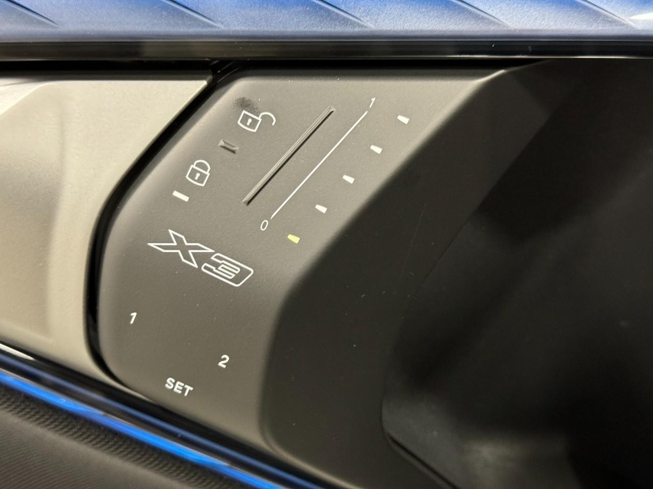 BMW X3 Vehicle Full-screen Gallery Image 24