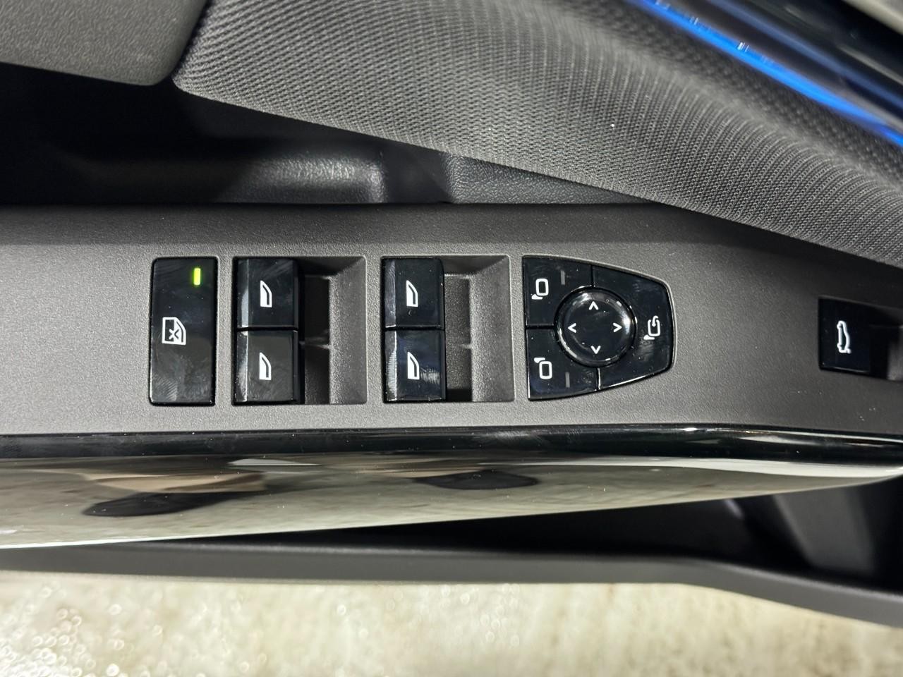 BMW X3 Vehicle Full-screen Gallery Image 25