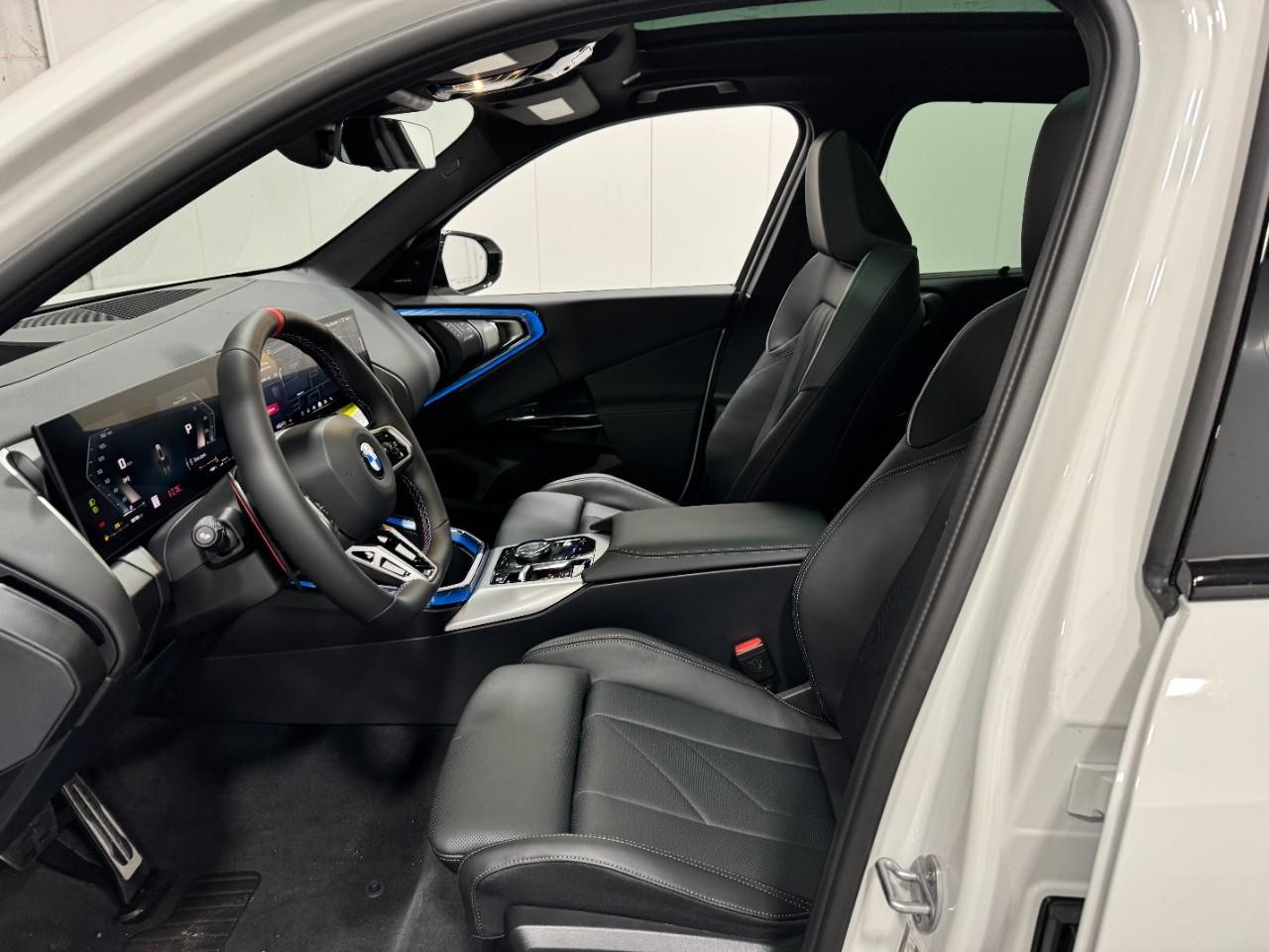 BMW X3 Vehicle Full-screen Gallery Image 26